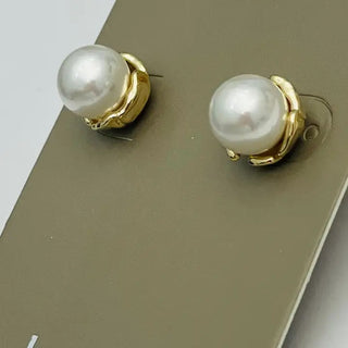 Simple Pearl Stud