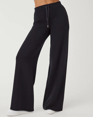 Air Essentials Wide Leg Pant - Very Black